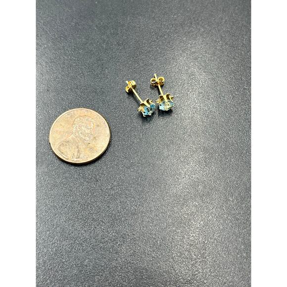 JCM Jacmel Round 5mm Blue Prong Set Blue CZ 14K Yellow Gold Stud Earrings - Picture 4 of 9